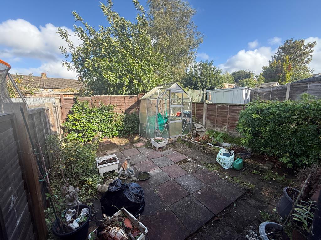 Lot: 87 - END-TERRACE HOUSE FOR REFURBISHMENT - Garden